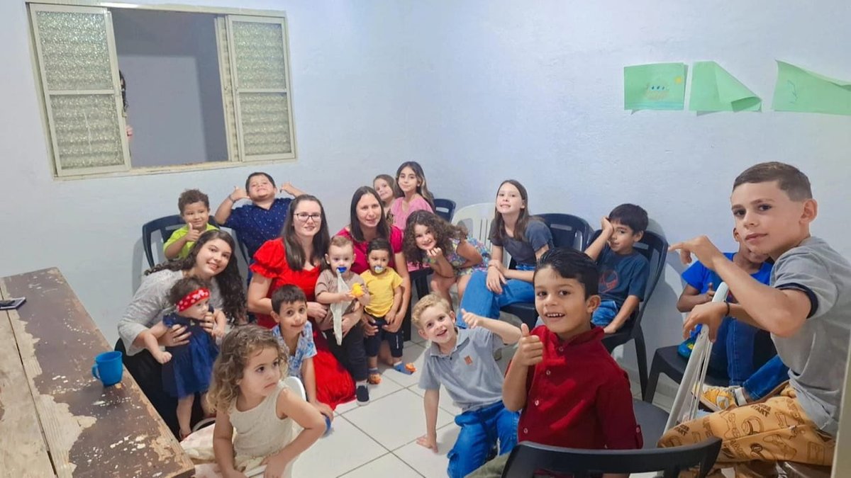 Fernanda Aparecida com as crianças da escola dominical em Bragança Paulista/SP